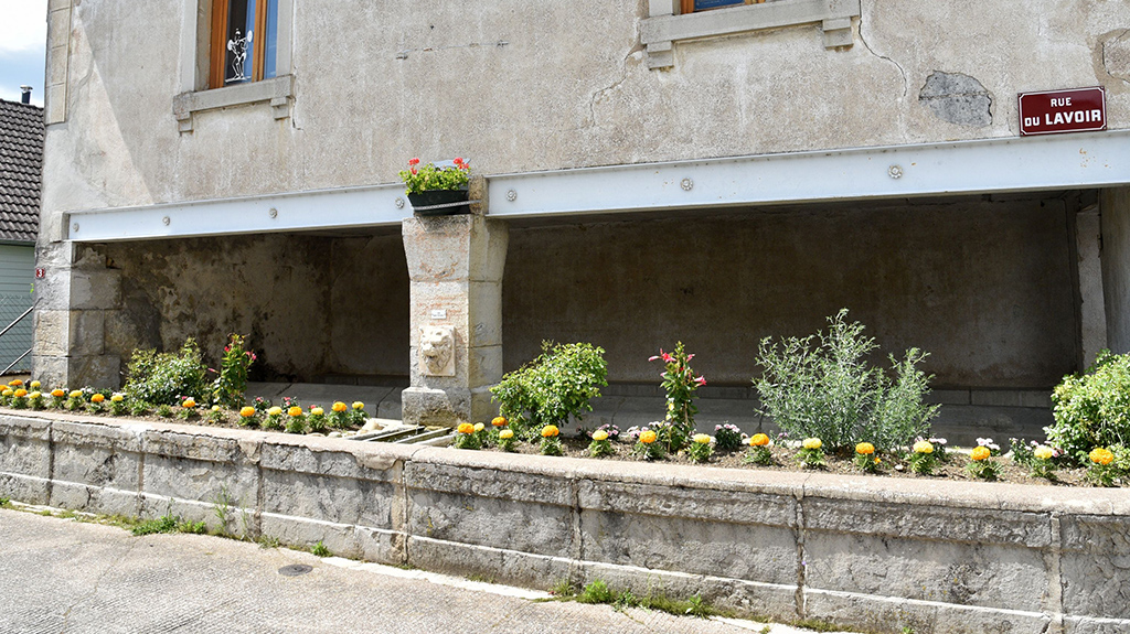 La Vèze, la fontaine remise en eau_head