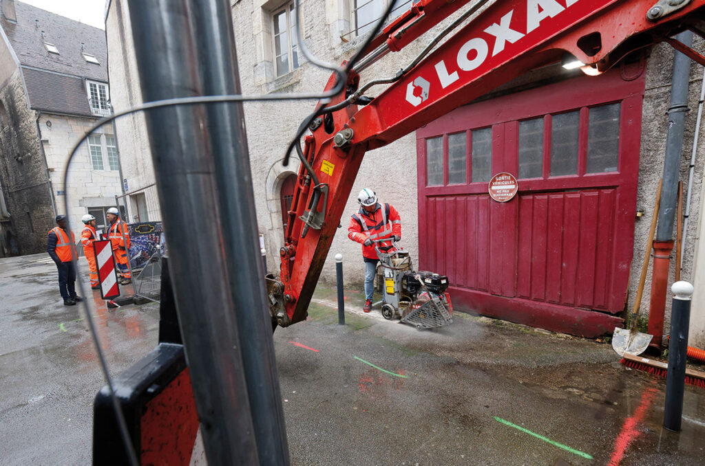 Au centre-ville de Besançon, on déploie la fibre par enfouissement, pour éviter que les façades ne soient encombrées d’un câble supplémentaire.