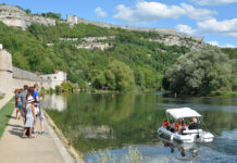 Embarquez, c’est l’été ! Un tour en bateau sur le Doubs