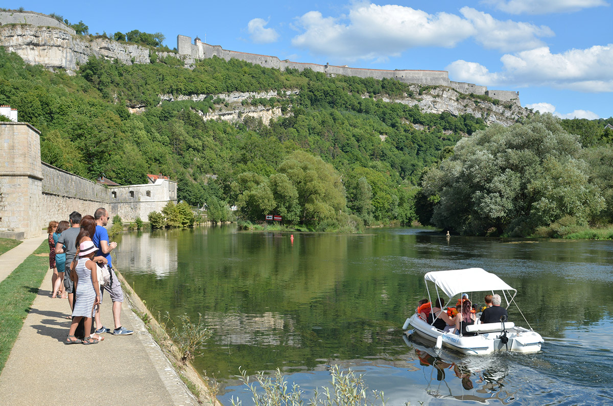 Un tour en bateau sur le Doubs