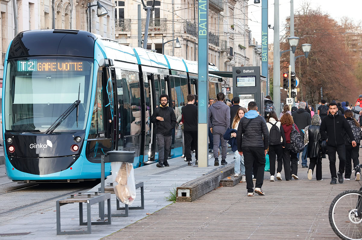 la nouvelle rame de tram' Claude Lorius en circulation