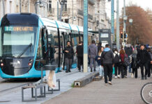 Une nouvelle rame mise en service sur le tramway bisontin la nouvelle rame de tram' Claude Lorius en circulation