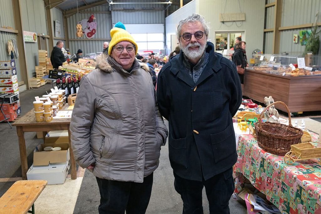 Martine Braillard, présidente de Pugey fait son marché et Franck Laidié, maire du village