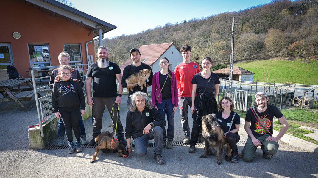 l'équipe de la SPA de Besançon pose en photo