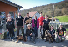 SPA de Besançon, « Adoptez, n’achetez pas ! » l'équipe de la SPA de Besançon pose en photo