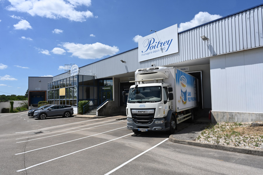 un camion décharge derrière le magasin Poitrey