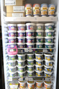 une armoire de pots de cancoillottes Poitrey