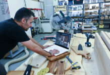 AGENT-ç, bois et convivialité François Gilabert travaillant sur son ordinateur dans son atelier