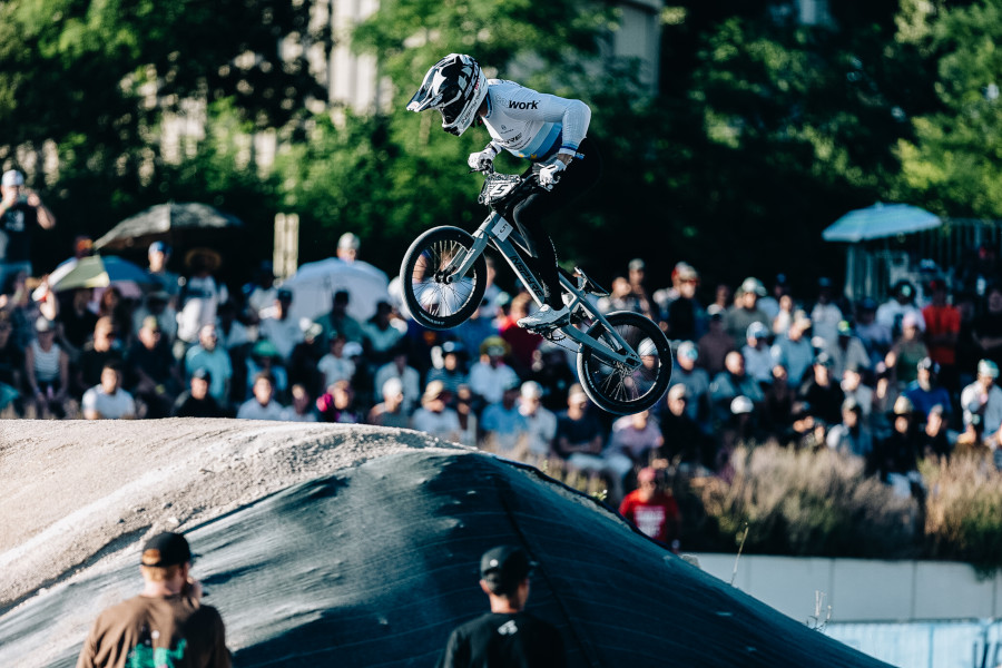 Mathis Ragot-Richard en action sur son BMX