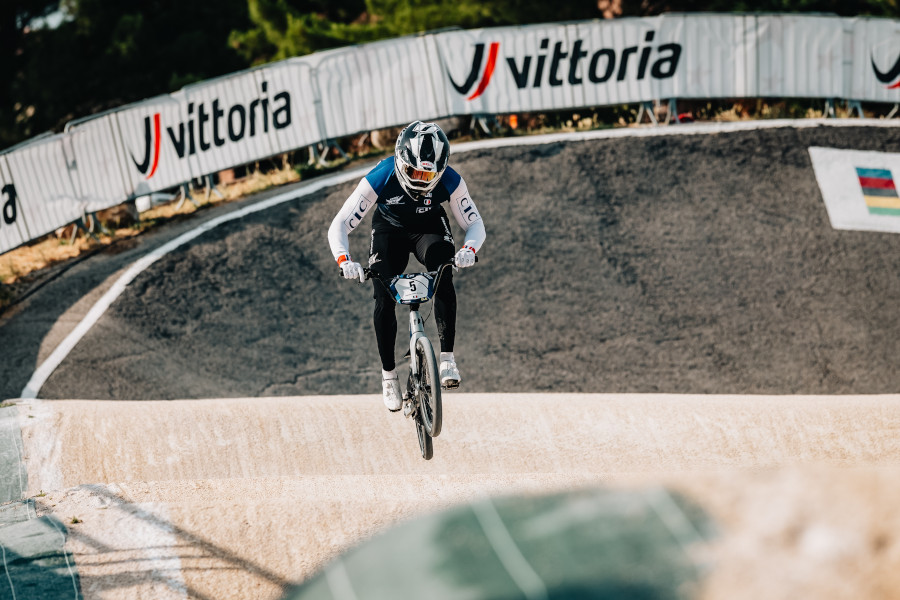 Mathis Ragot-Richard en action sur son BMX
