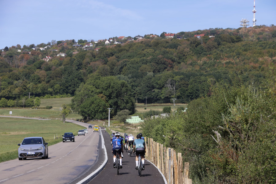 Un groupe de cyclistes utilisent la piste cyclable entre Saône et Montfaucon, direction Montfaucon