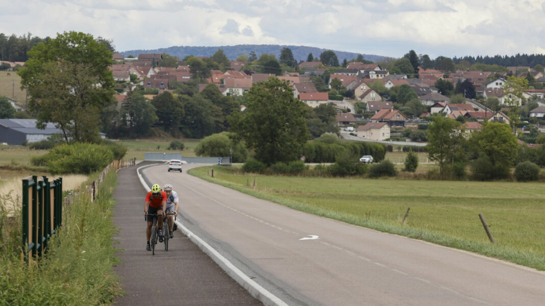 Deux cyclistes utilisent la piste cyclable entre Saône et Montfaucon