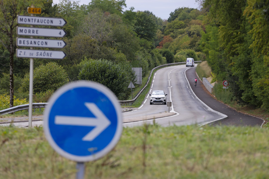 Un cycliste utilise la piste cyclable entre Saône et Montfaucon, on le voit de loin depuis le rond-point de Montfaucon